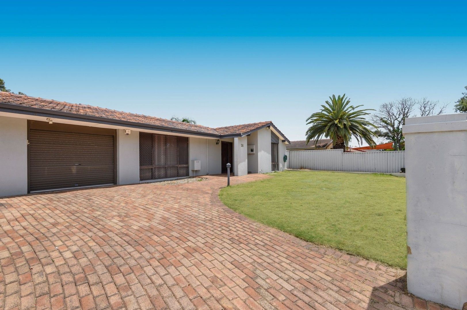 4 bedrooms House in 26 Burslem Drive THORNLIE WA, 6108