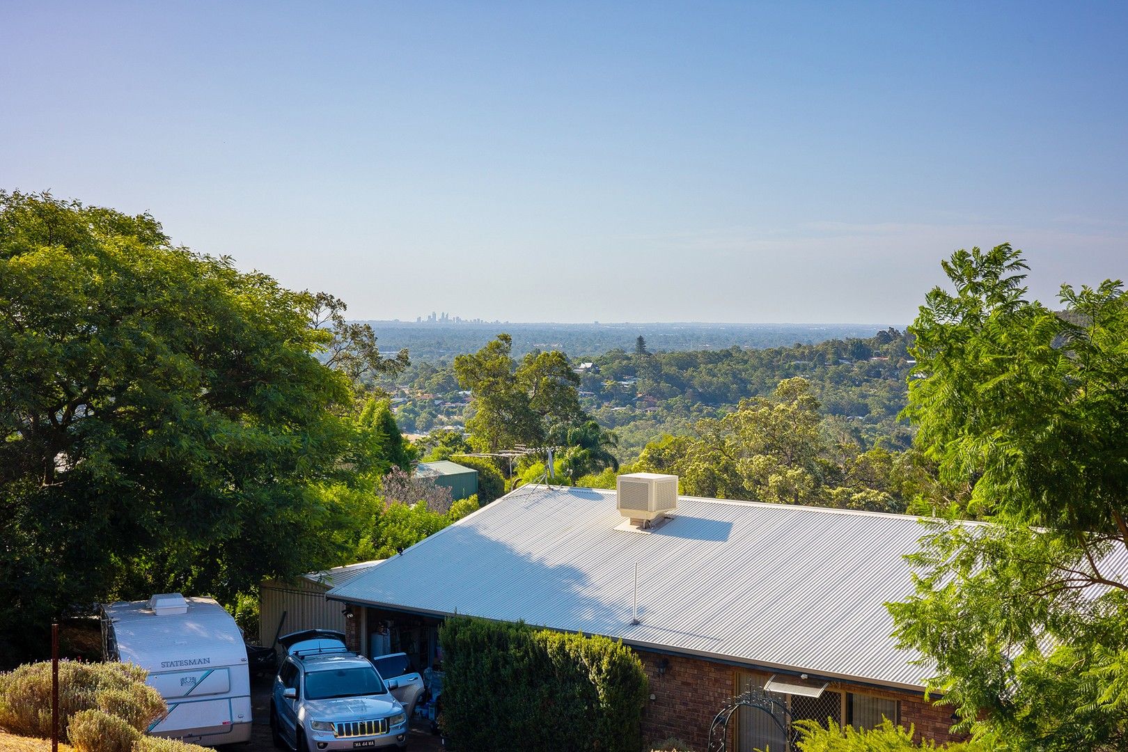 5 bedrooms House in 43 Bromfield Drive KELMSCOTT WA, 6111