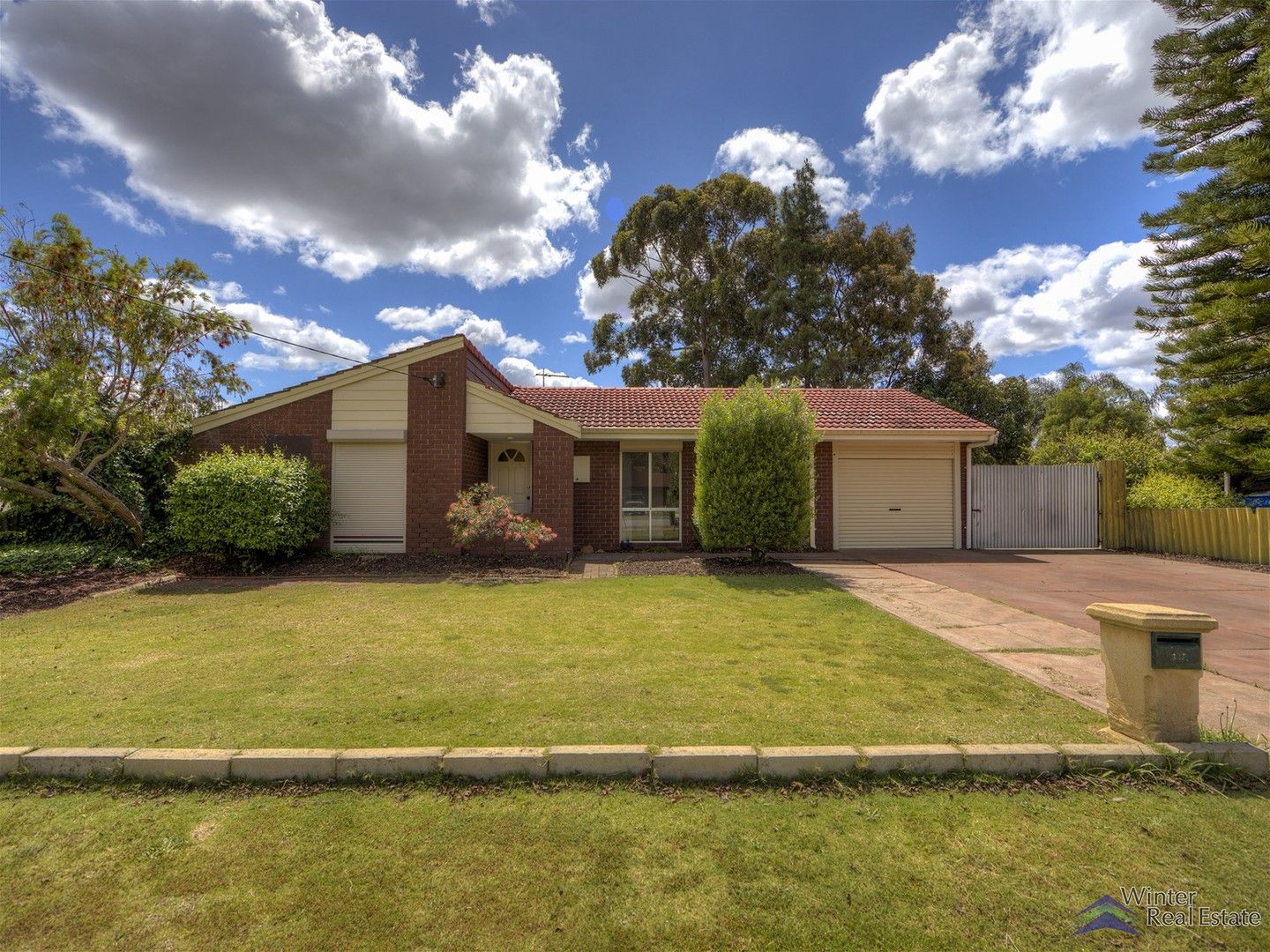 4 bedrooms House in 18 Pavetta Crescent FORRESTFIELD WA, 6058