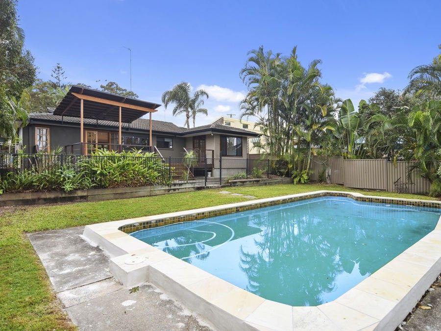 3 bedrooms House in 18 WISTARIA AVENUE SOUTHPORT QLD, 4215