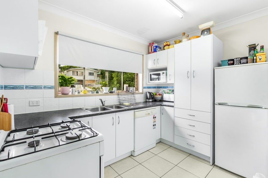 38 Victor Street, Holland Park QLD 4121, Image 2