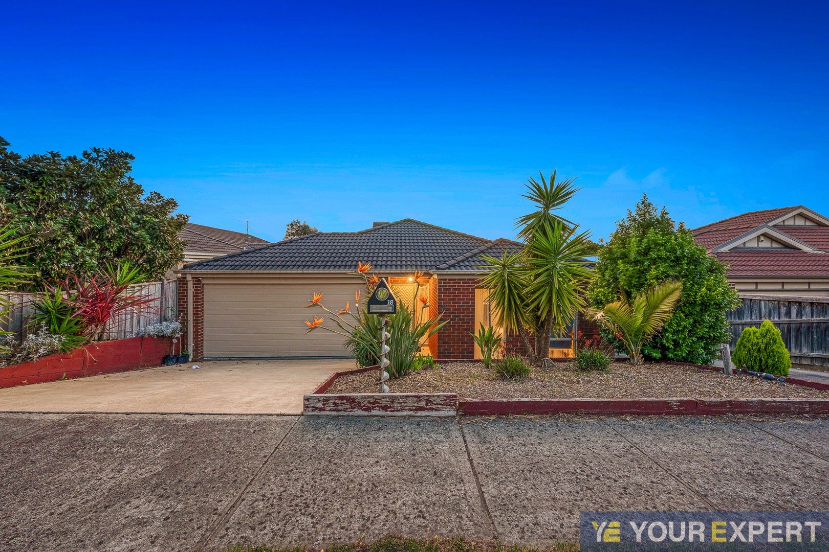 5 bedrooms House in 16 Tipperary Circuit PAKENHAM VIC, 3810