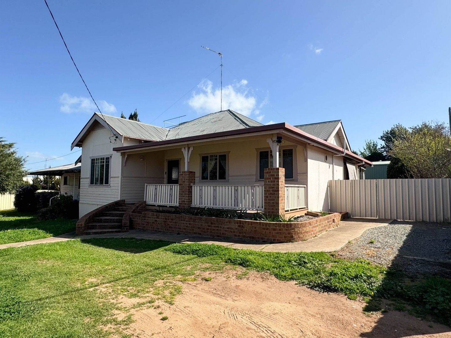 3 bedrooms House in 6 Coleman Road PARKES NSW, 2870