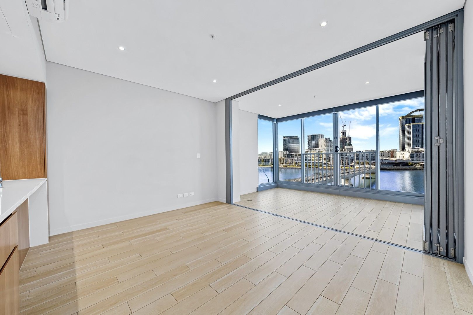 1 bedrooms Apartment / Unit / Flat in 609/3 Foreshore Place WENTWORTH POINT NSW, 2127