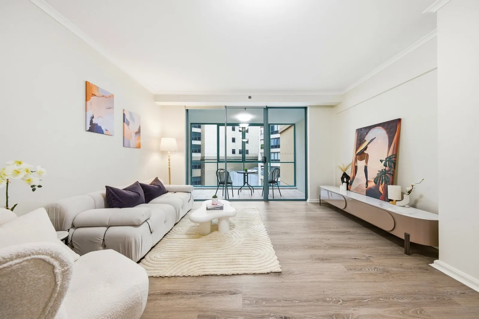 Stunning & Spacious 3-Bedroom Apartment with Lock-Up Garage, Haymarket
