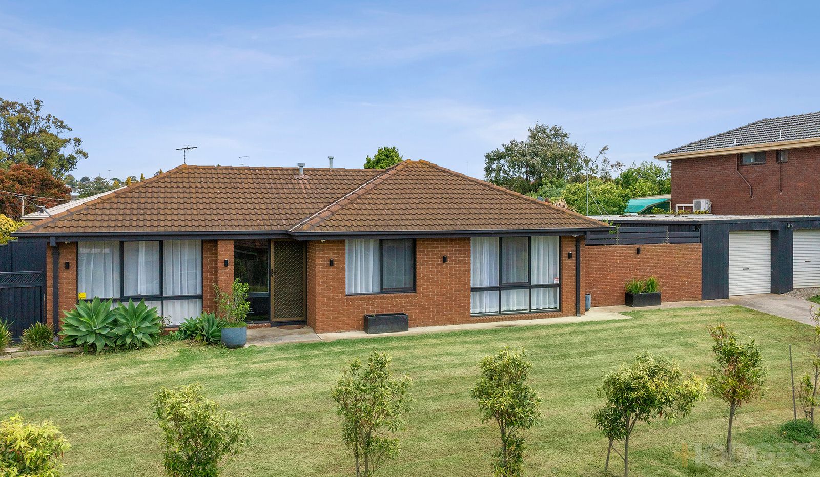 3 bedrooms House in 27 Nanworen Crescent BELL PARK VIC, 3215