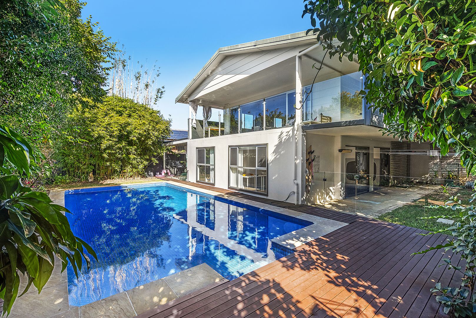 30 Ilkinia Avenue, Broadbeach Waters Property History & Address