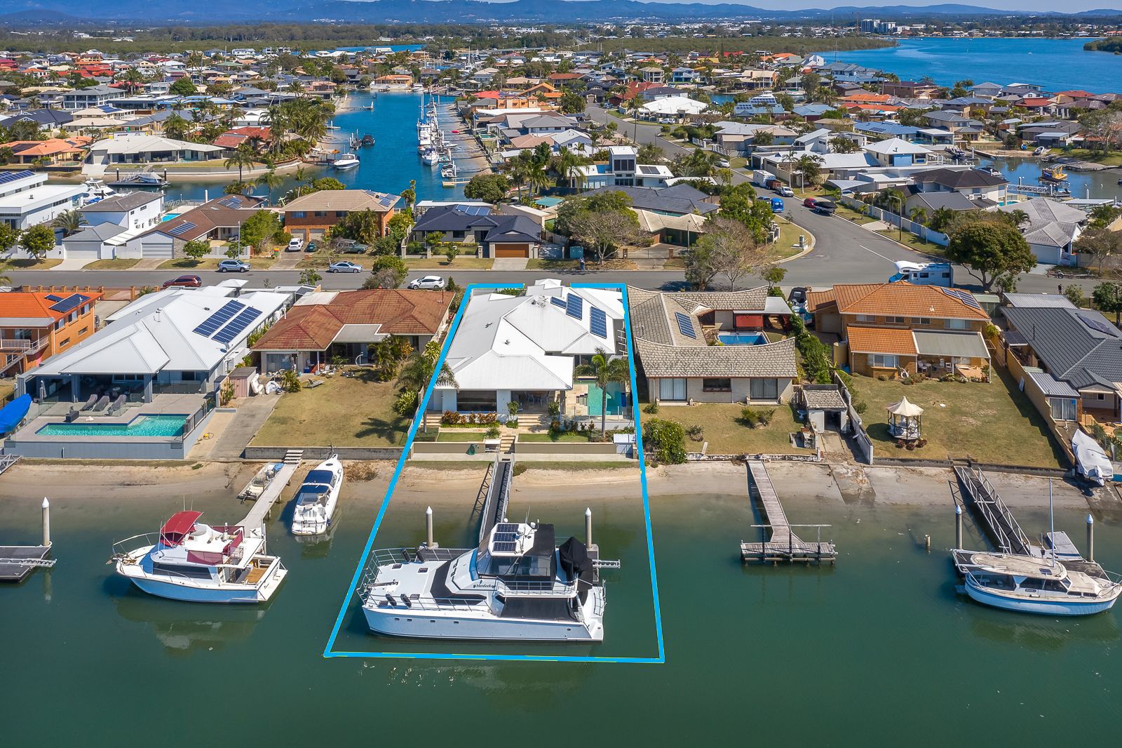 Sold 31 Lindsay Parade, Paradise Point QLD 4216 on 17 Nov 2022