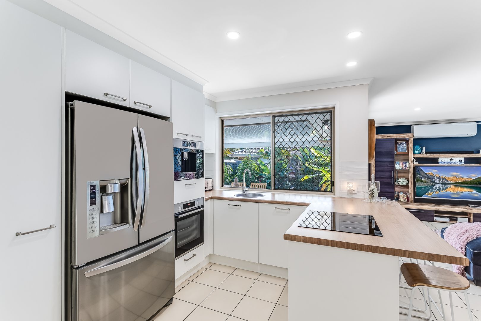 14 Gordon Crescent, Sandstone Point QLD 4511, Image 2