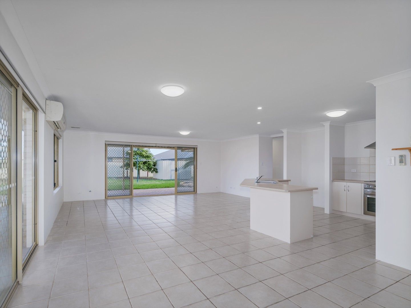 4 bedrooms House in 8 Reef Boulevard DRUMMOND COVE WA, 6532