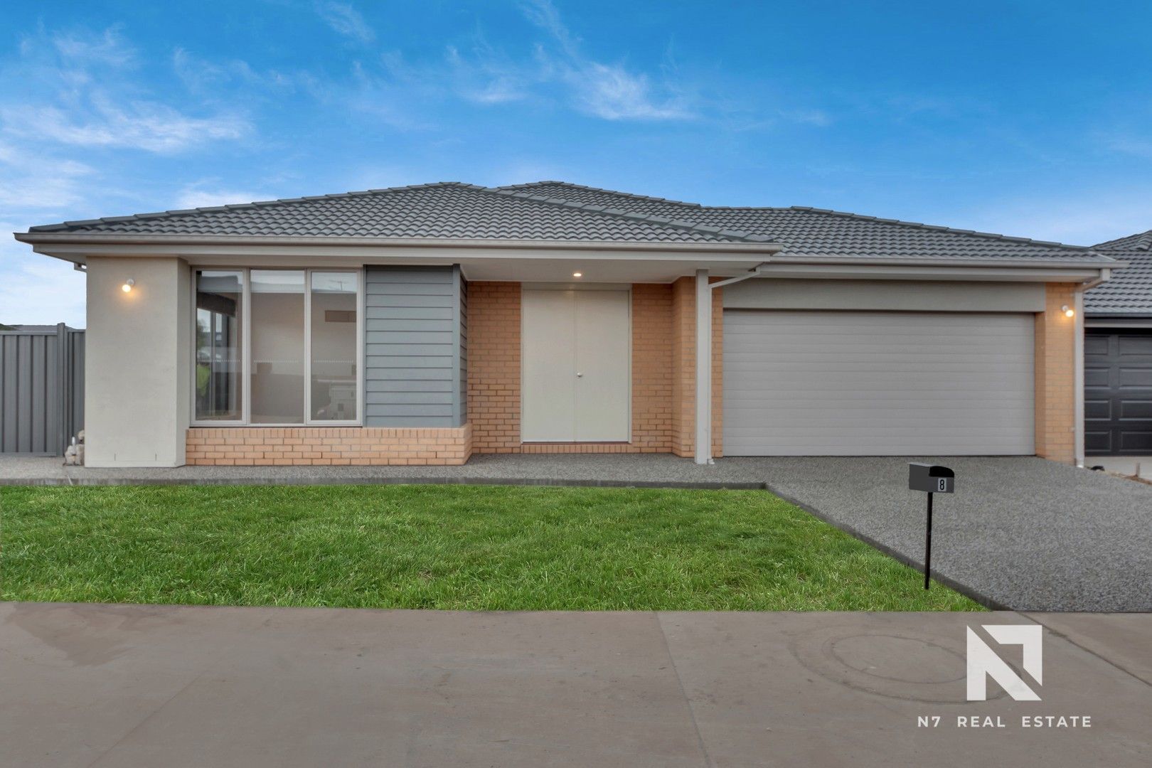 4 bedrooms House in 8 Roehampton Drive STRATHTULLOH VIC, 3338