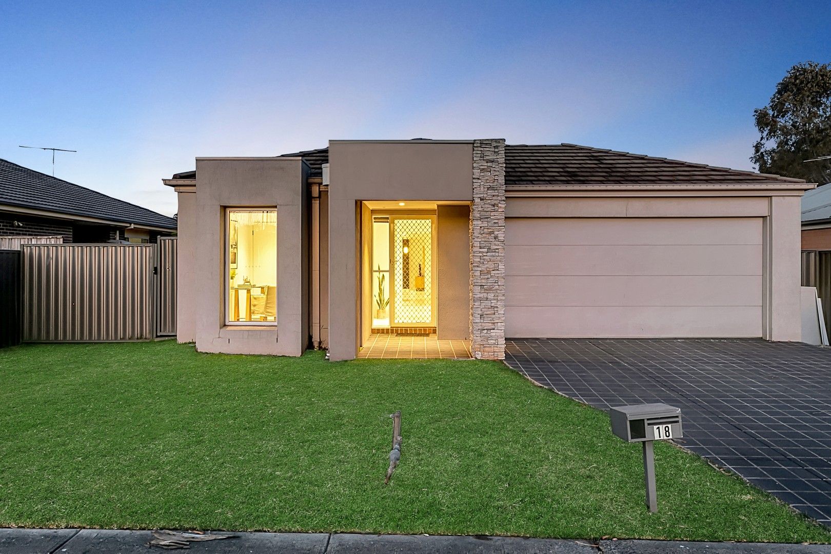 4 bedrooms House in 18 Walnut Way PAKENHAM VIC, 3810