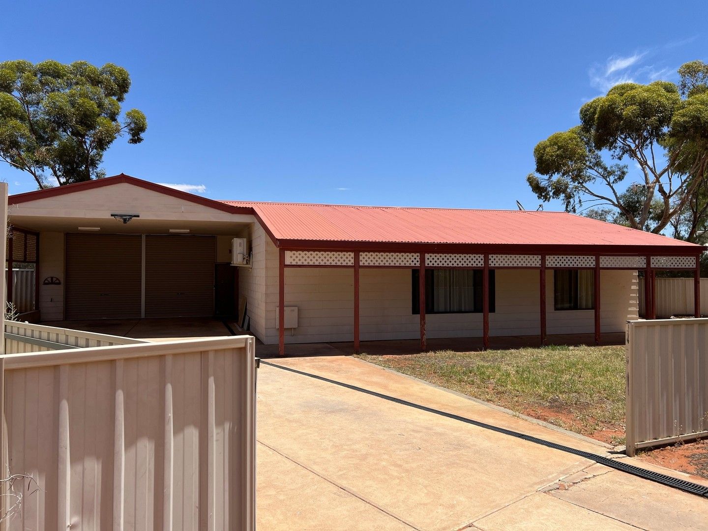 4 bedrooms House in 17 Nyaroo Court ROXBY DOWNS SA, 5725