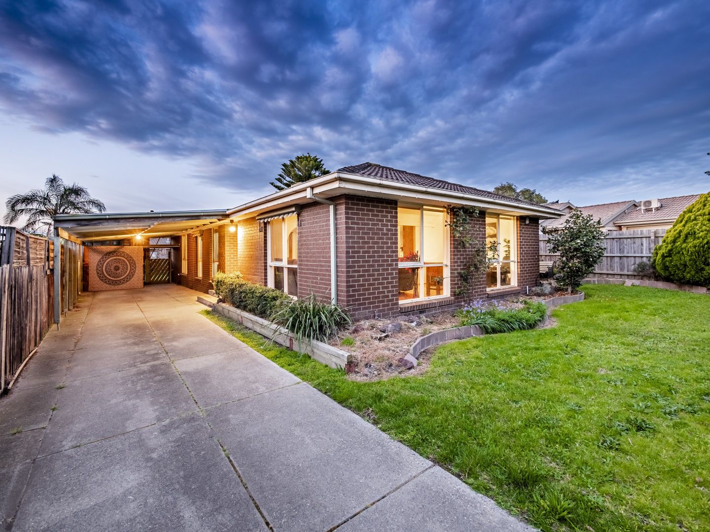 5 Courtenay Avenue, Cranbourne North Property History & Address