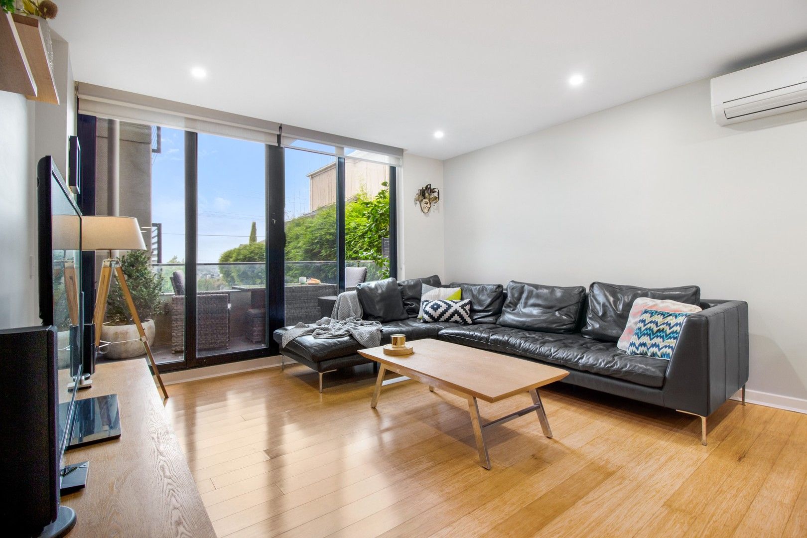 2 bedrooms Apartment / Unit / Flat in 3/97 Whittens Lane DONCASTER VIC, 3108