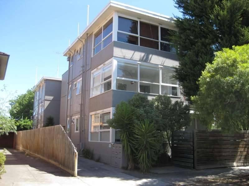 2 bedrooms Apartment / Unit / Flat in 3/2 Celeste Ct ST KILDA EAST VIC, 3183