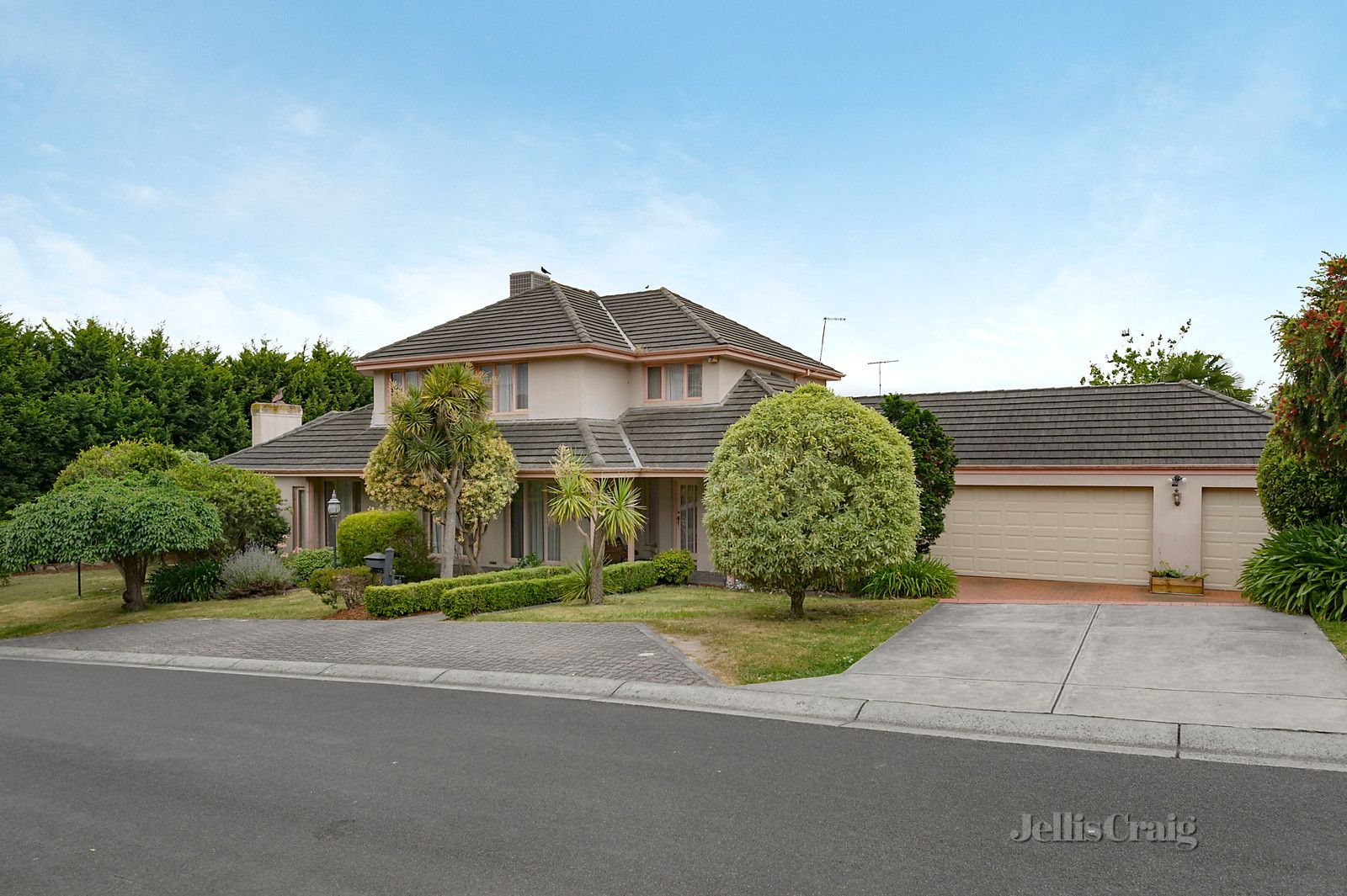 5 bedrooms House in 1 Nightingale Close DONVALE VIC, 3111