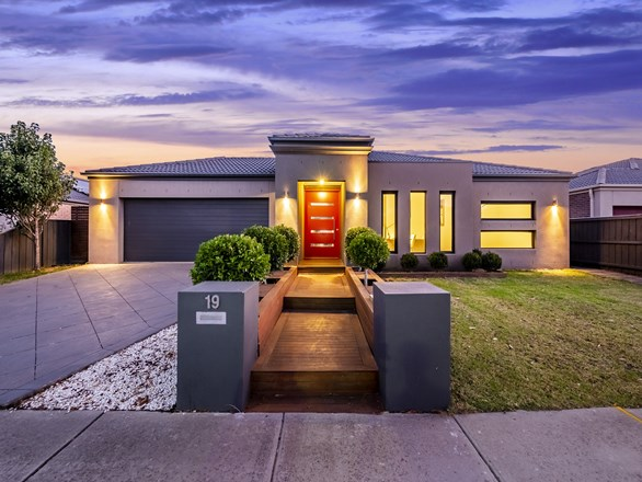 19 Wild Scotchman Way, Cranbourne East VIC 3977