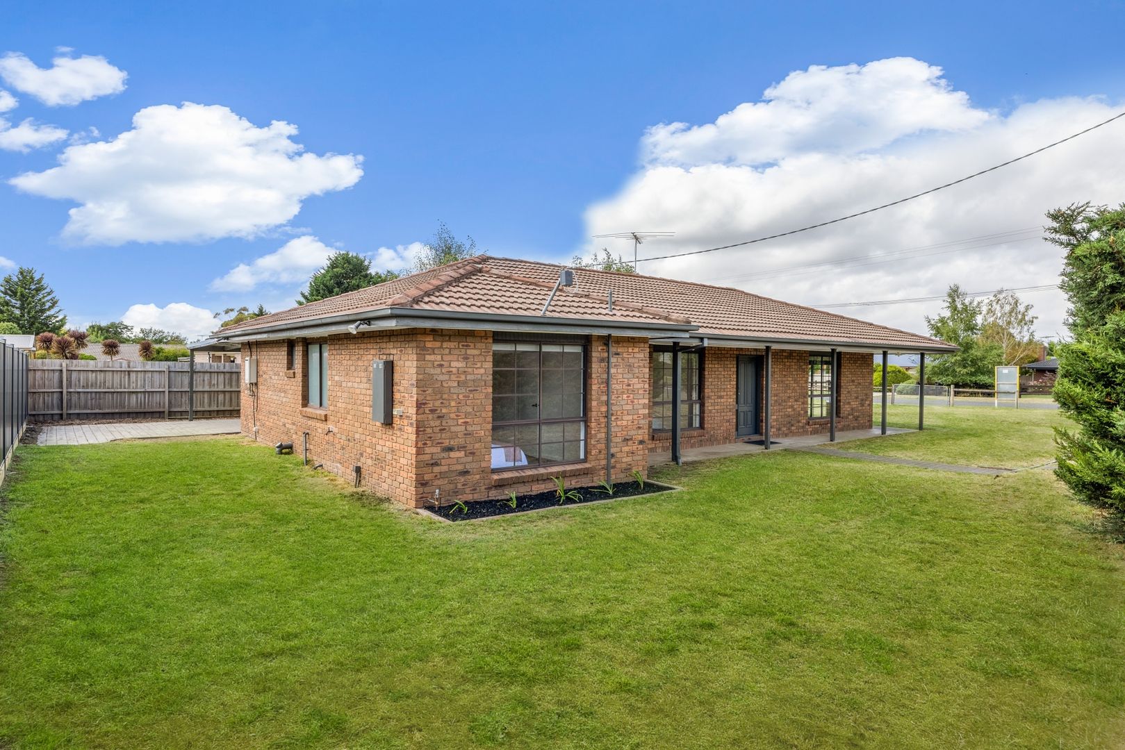 8 Regan Drive, Romsey VIC 3434, Image 2