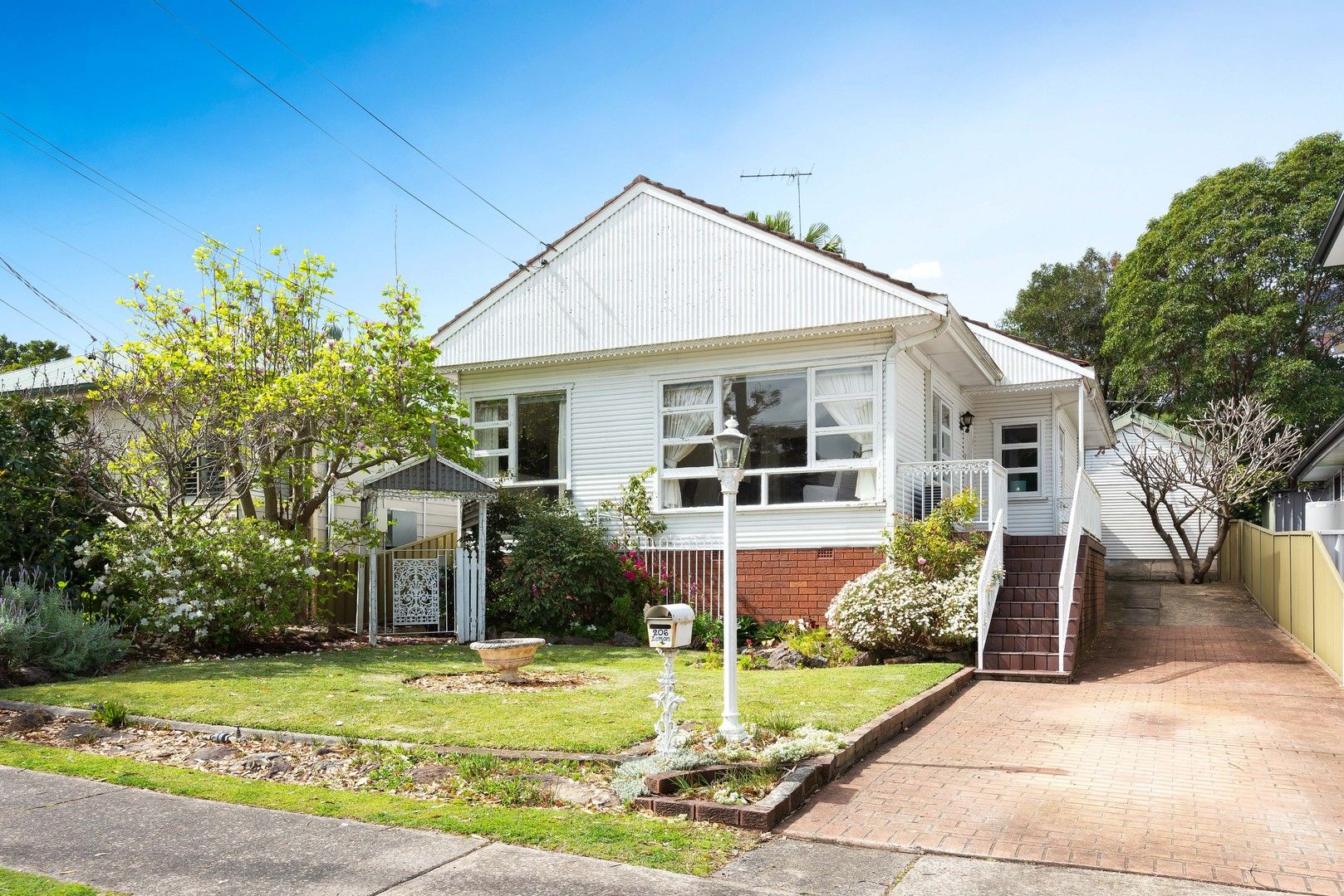 3 bedrooms House in 206 Oyster Bay Road OYSTER BAY NSW, 2225