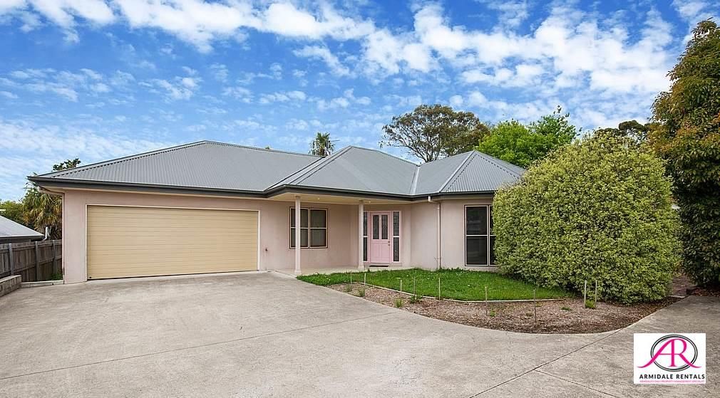 3 bedrooms Townhouse in 2/92 Mann Street ARMIDALE NSW, 2350