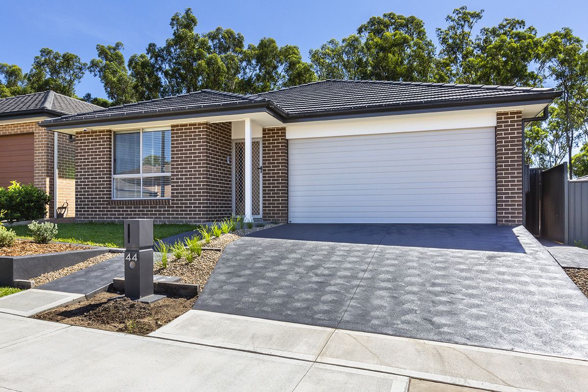 4 bedrooms House in 44 Portsmouth Circuit JORDAN SPRINGS NSW, 2747