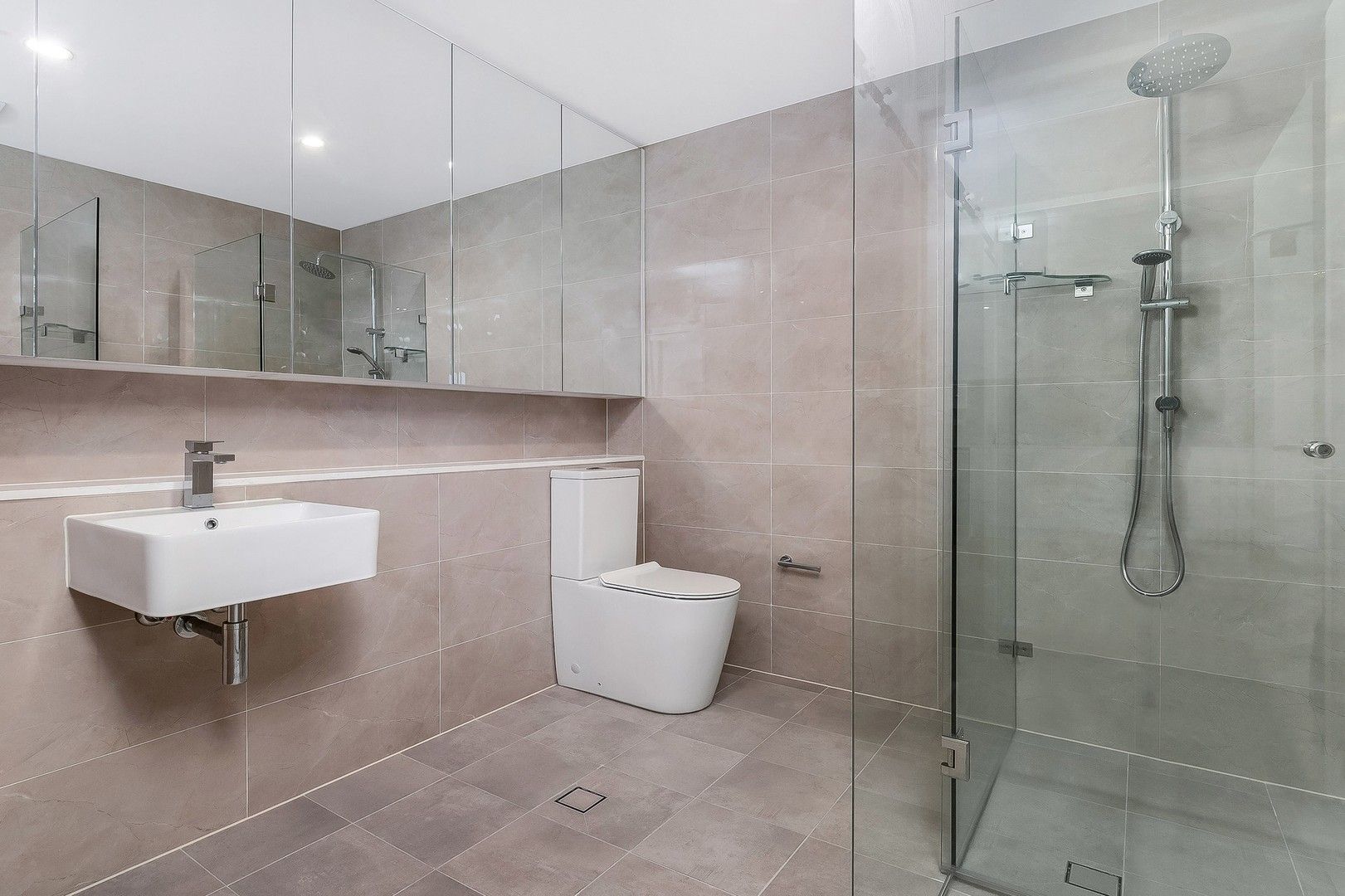 2 bedrooms Apartment / Unit / Flat in 201/1-5 Treacy Street HURSTVILLE NSW, 2220