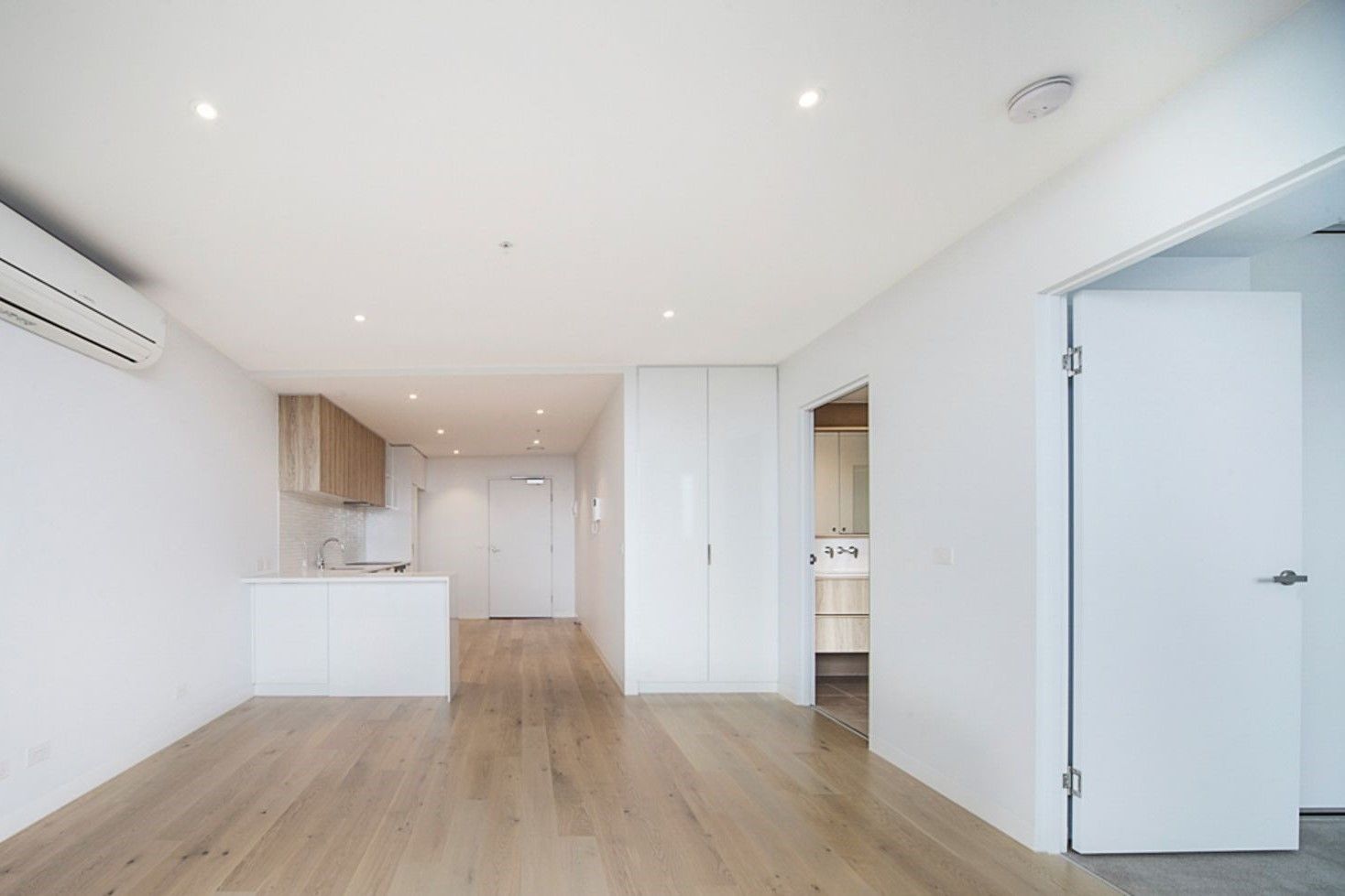 1 bedrooms Apartment / Unit / Flat in 2004/3-5 St Kilda Road ST KILDA WEST VIC, 3182
