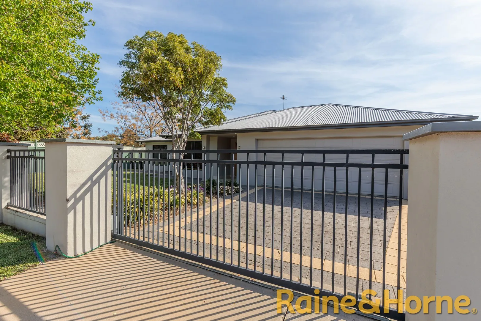 Grand Scale Family Luxury with Poolside Perfection, Dubbo