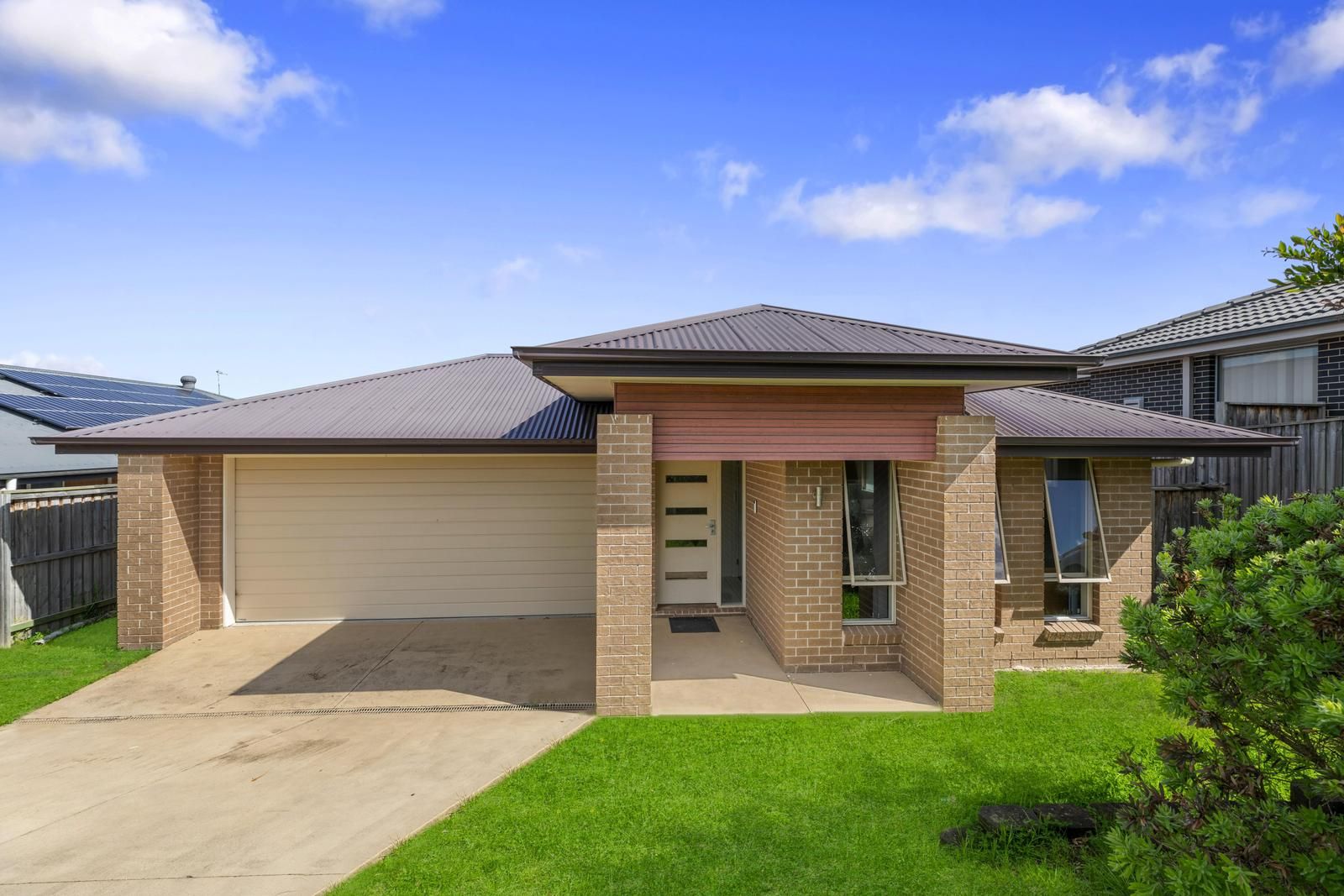 4 bedrooms House in 10 Redgum Circuit ABERGLASSLYN NSW, 2320