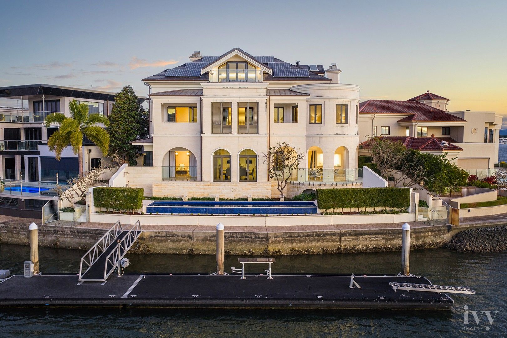 4 bedrooms House in 17 Queen Anne Court SOVEREIGN ISLANDS QLD, 4216