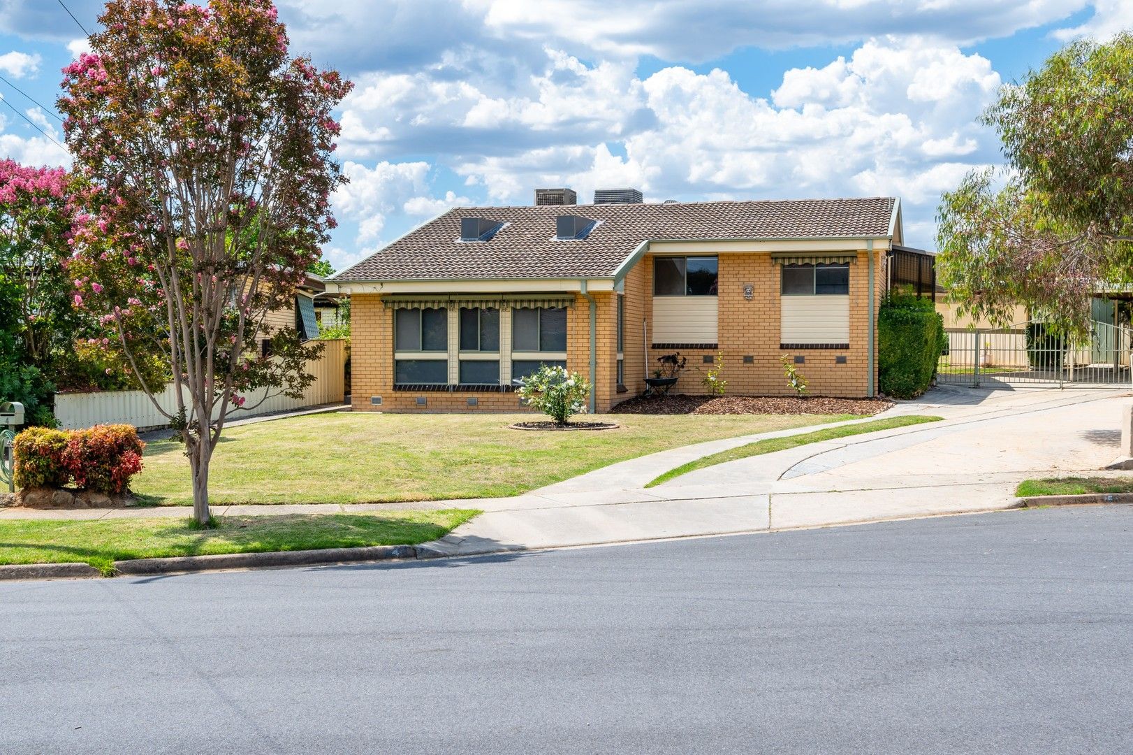 3 bedrooms House in 4 ELSA COURT WODONGA VIC, 3690