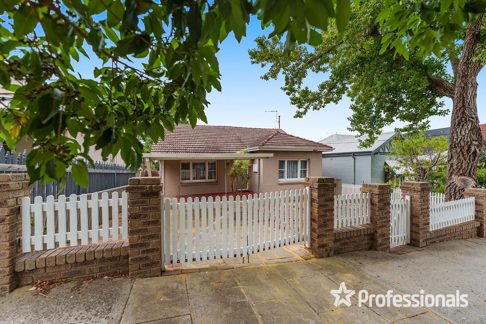 2 bedrooms House in 47 Salisbury Street LEEDERVILLE WA, 6007