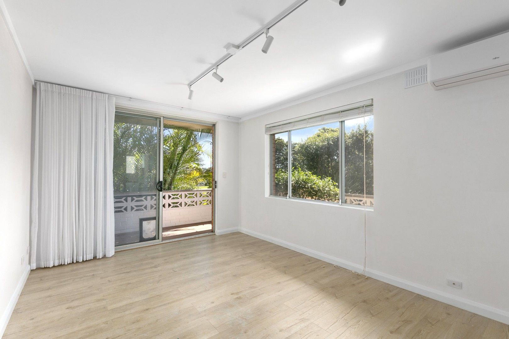 2 bedrooms Apartment / Unit / Flat in 1/80 Wyadra Avenue FRESHWATER NSW, 2096