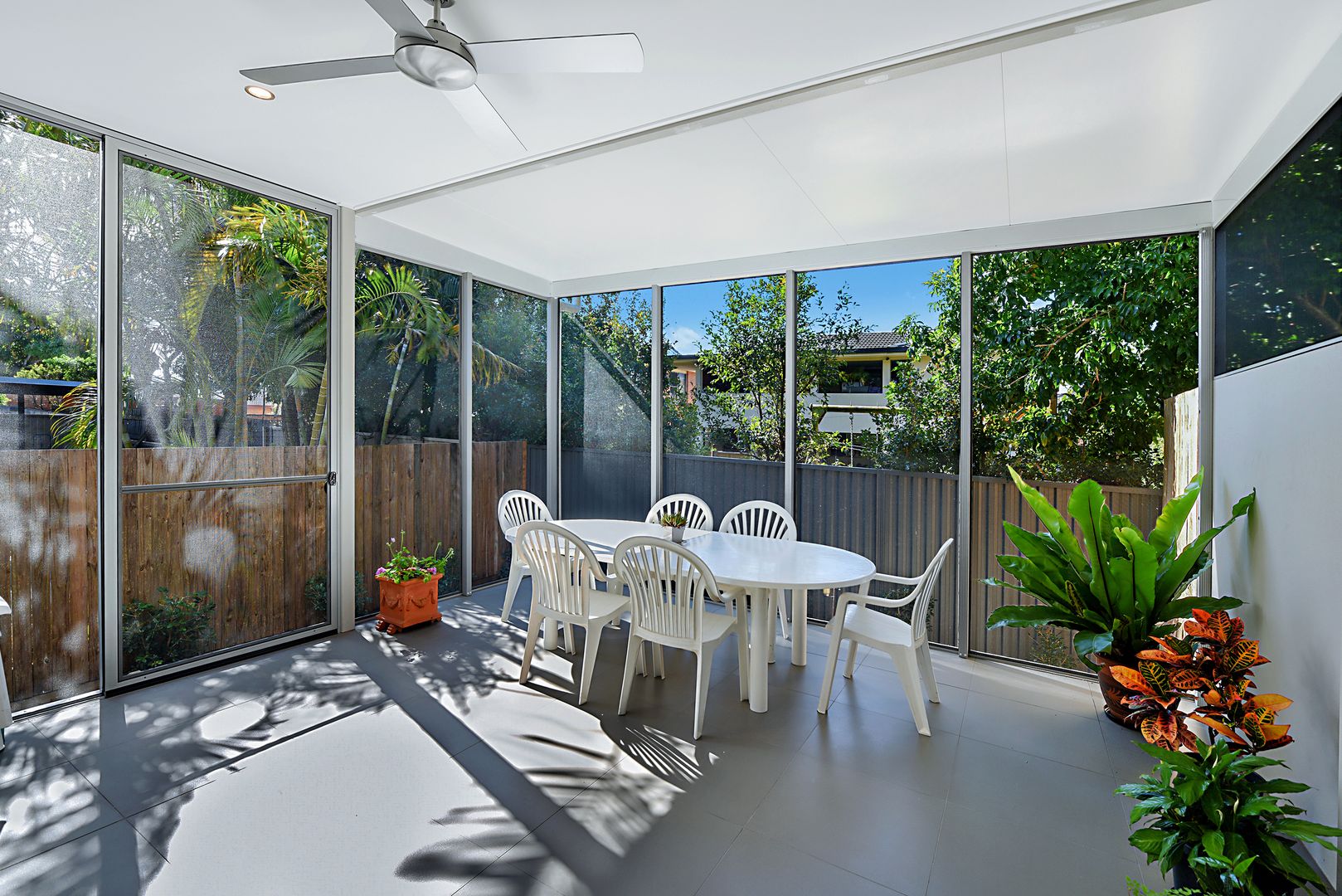 2/9 Eider Avenue, Paradise Point QLD 4216, Image 1