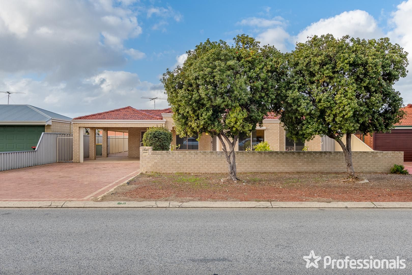4 bedrooms House in 84 Oakwood Crescent WAIKIKI WA, 6169