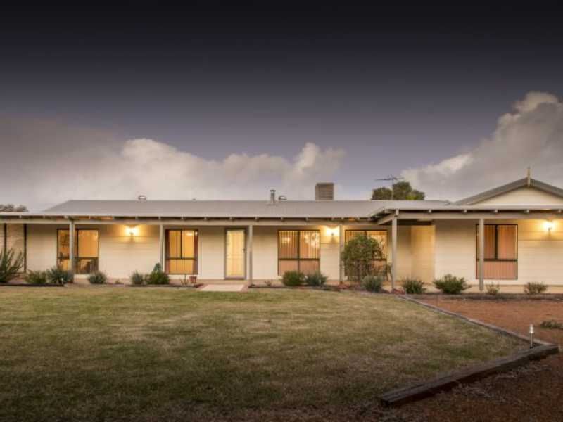 4 bedrooms House in 17 Longva Road MORESBY WA, 6530