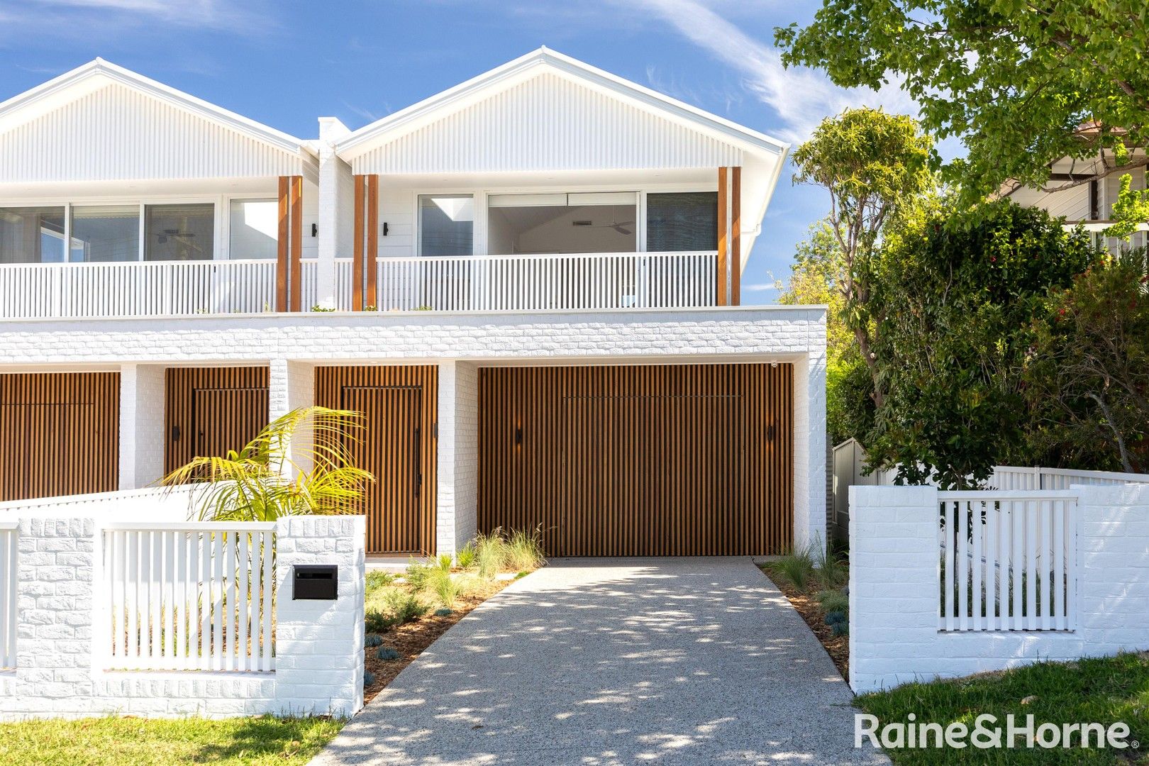 4 bedrooms Duplex in 9B Garside Rd MOLLYMOOK BEACH NSW, 2539