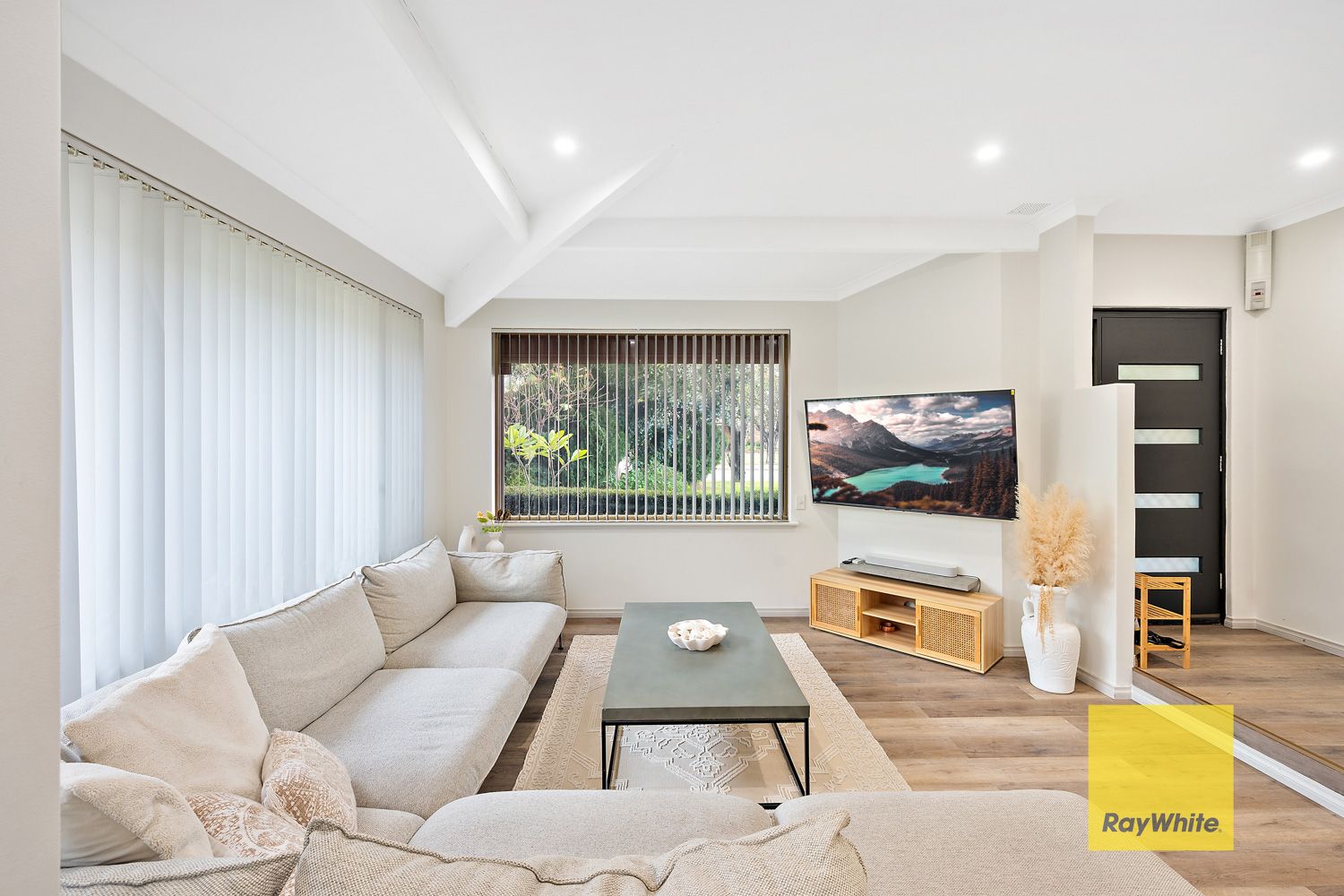 4 bedrooms House in 106 Forest Crescent THORNLIE WA, 6108