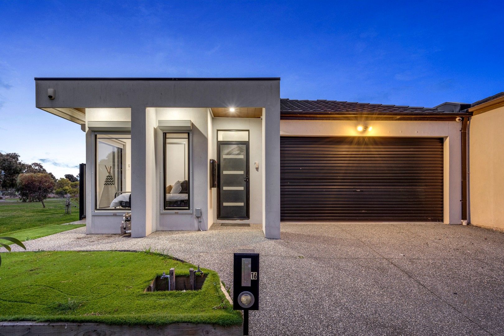 4 bedrooms House in 16 Burrows Place CRAIGIEBURN VIC, 3064