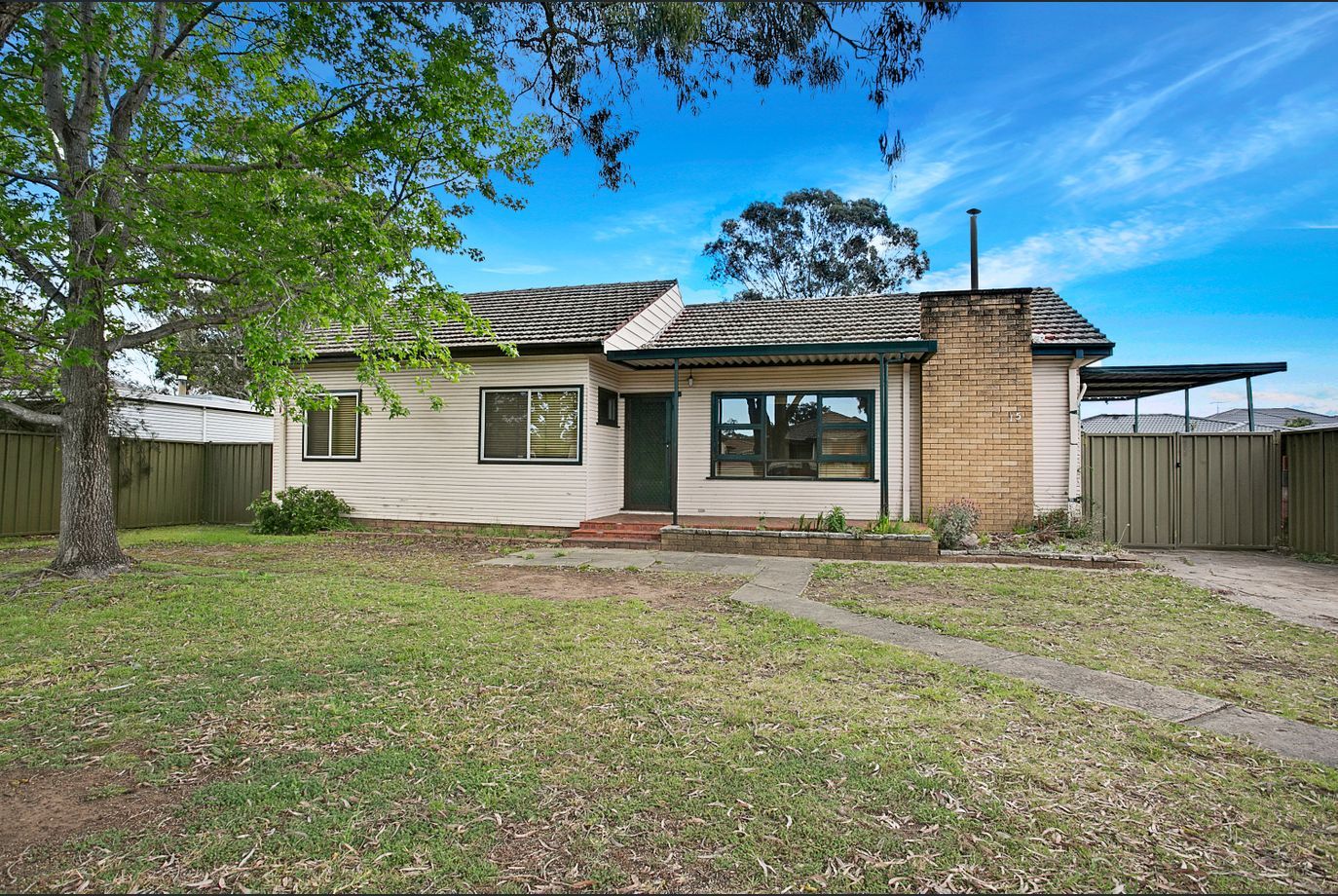 15 Waratah Crescent, Macquarie Fields NSW 2564