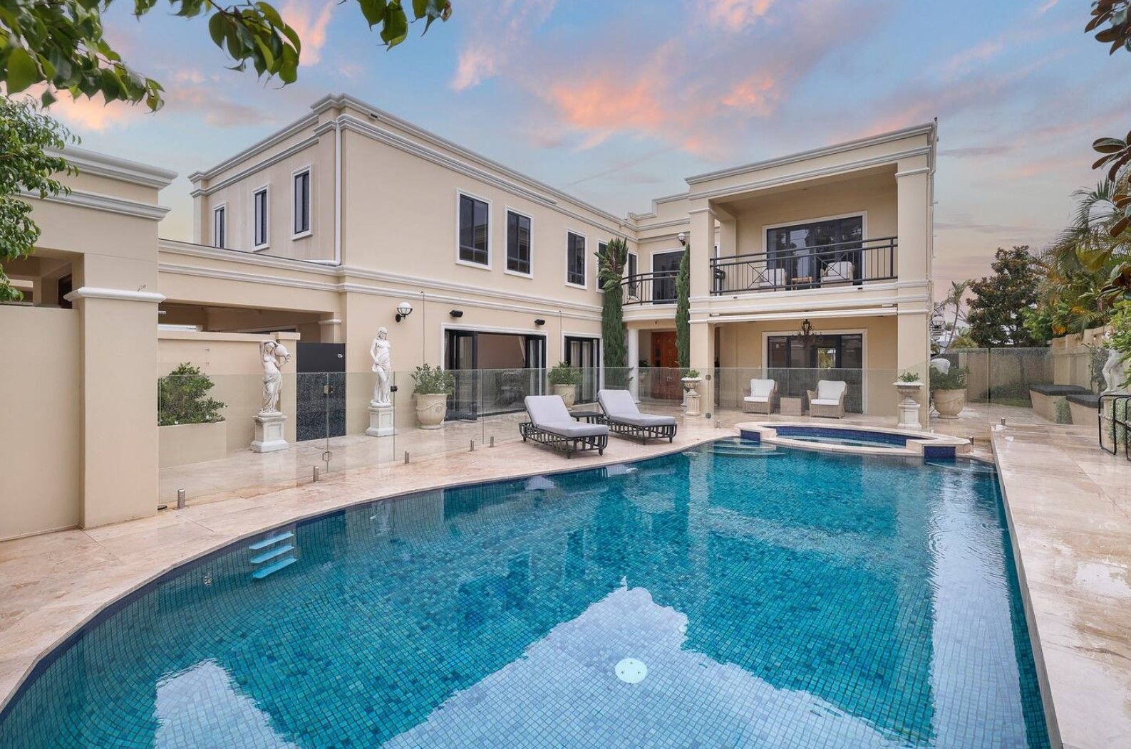 5 bedrooms House in 10 Buccaneer Court PARADISE WATERS QLD, 4217