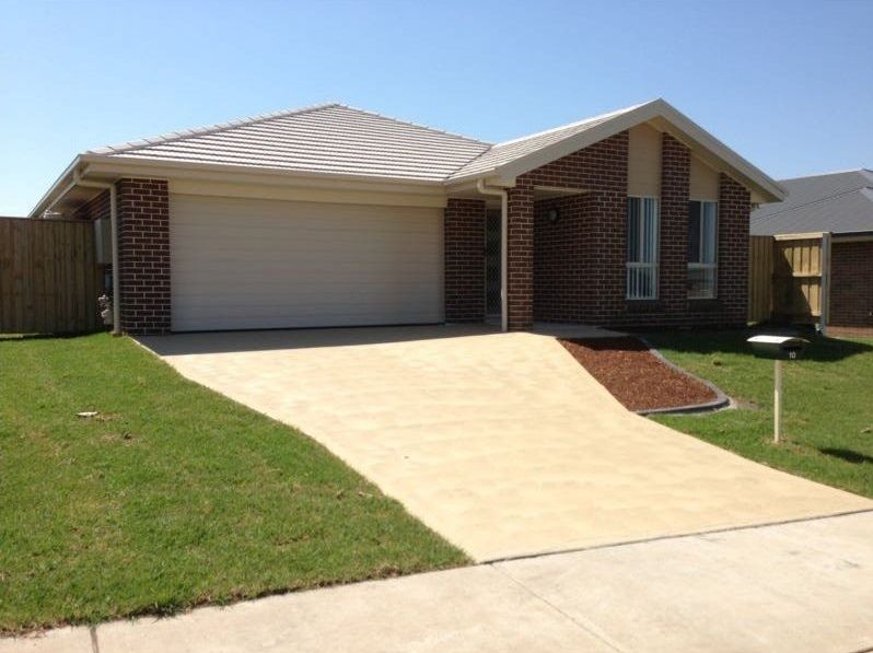 4 bedrooms House in 10 Warbler Avenue ABERGLASSLYN NSW, 2320