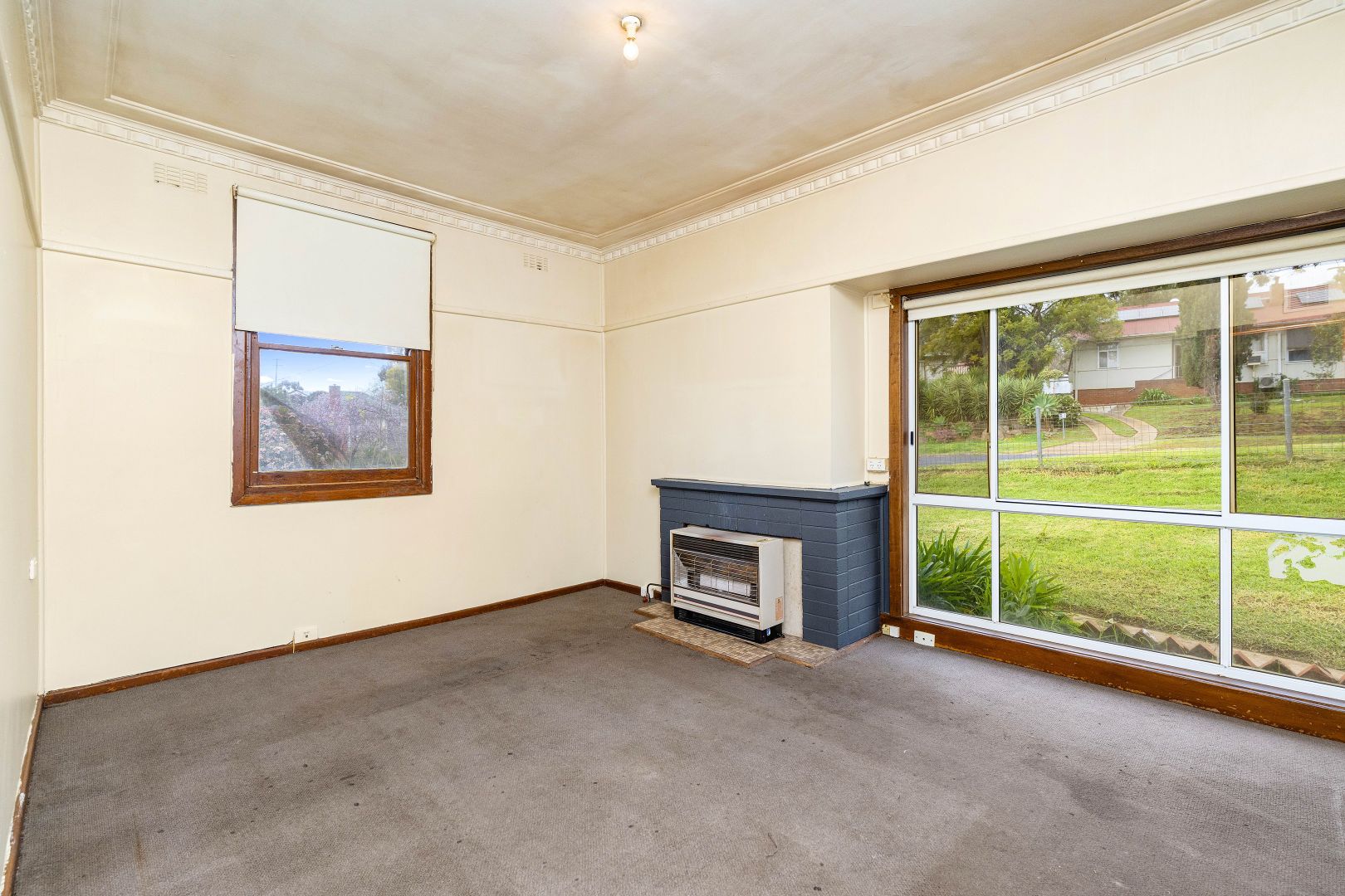 24 Phillip Avenue, Mount Austin NSW 2650, Image 2