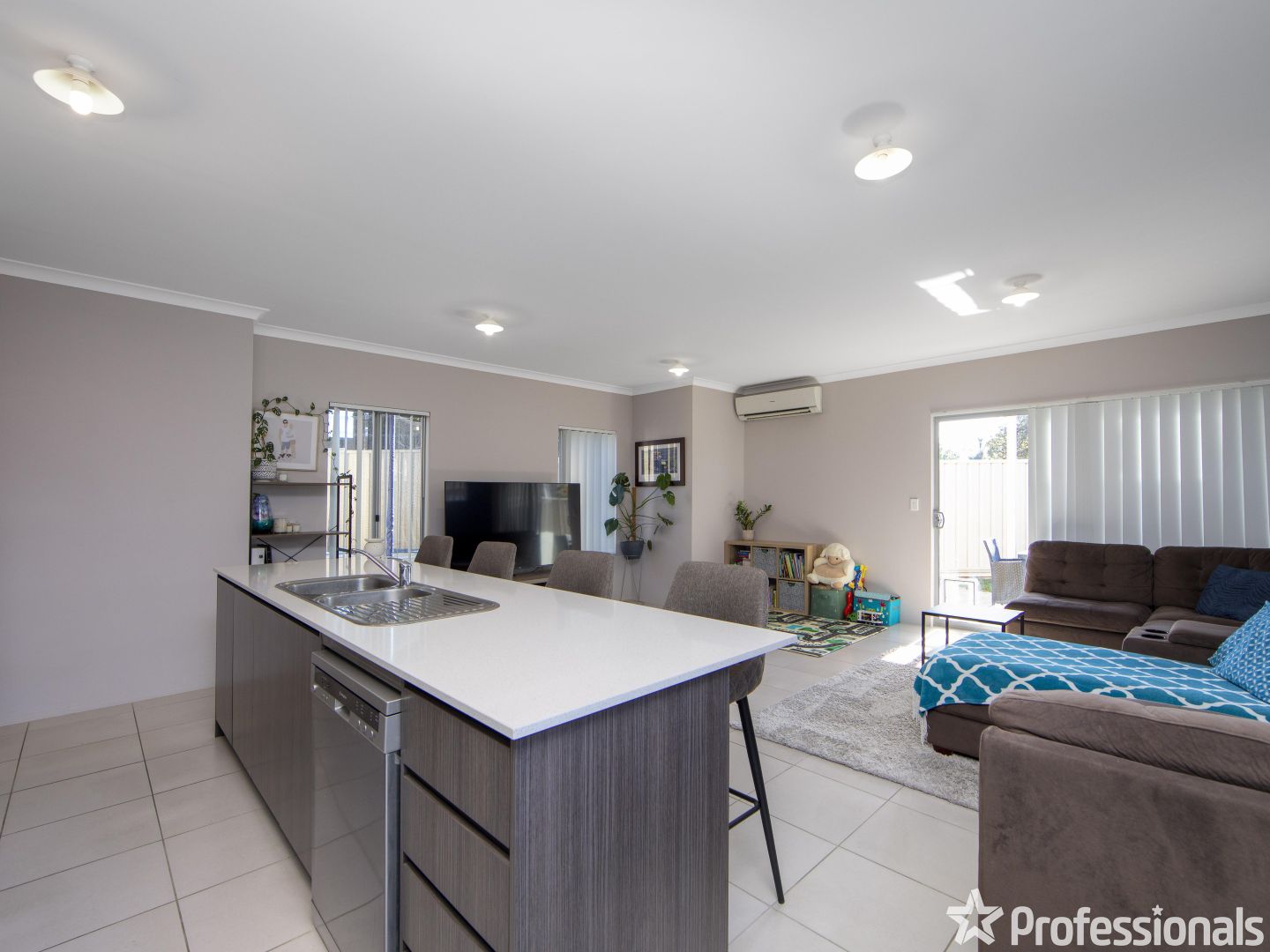 1/25 Abercorn Road, Forrestfield WA 6058, Image 2