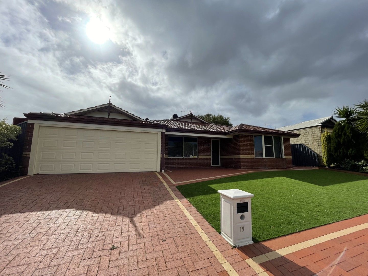 4 bedrooms House in 19 Denfield Rise CARRAMAR WA, 6031