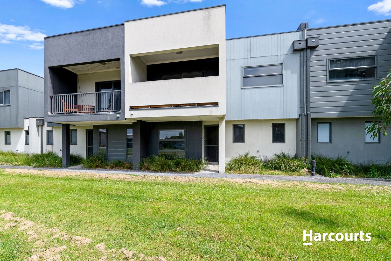 3 bedrooms Townhouse in 23 Sable Circuit OFFICER VIC, 3809