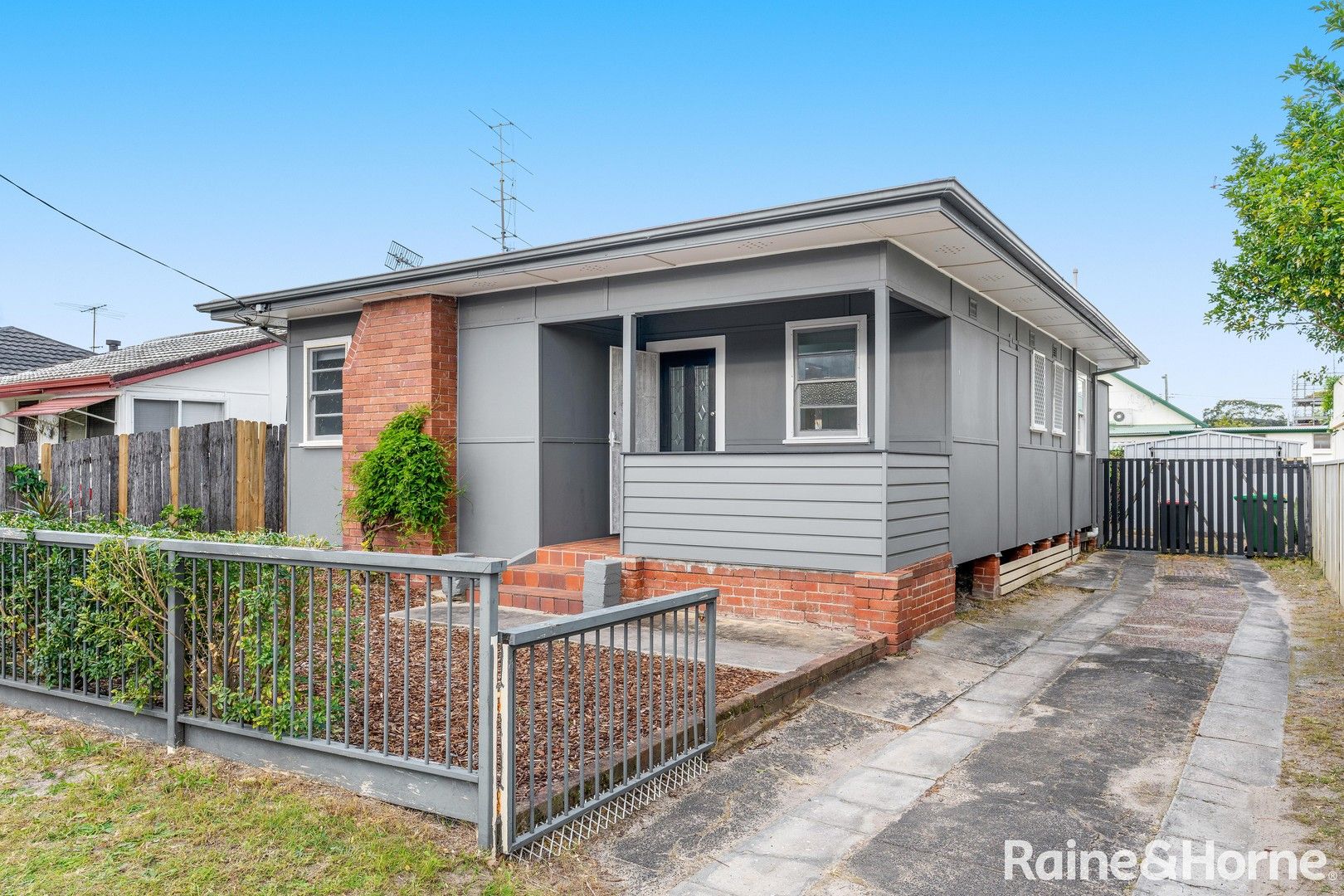 3 bedrooms House in 40 Pacific Avenue ETTALONG BEACH NSW, 2257
