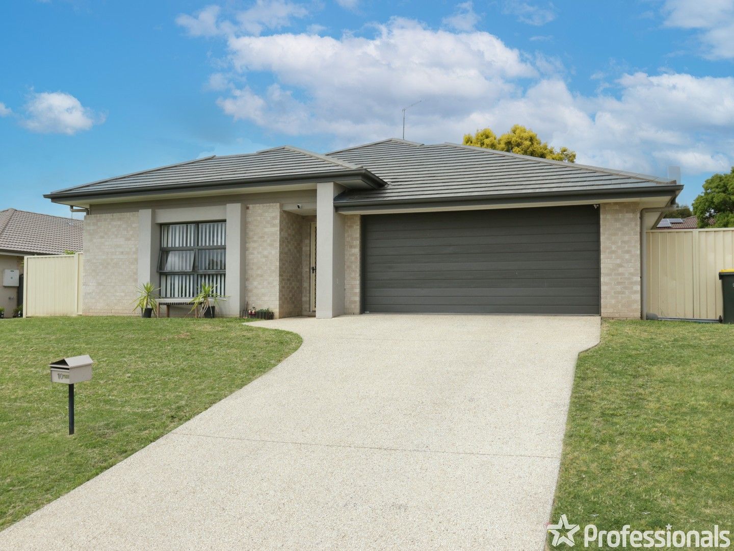4 bedrooms House in 10 Regal Park Drive OXLEY VALE NSW, 2340
