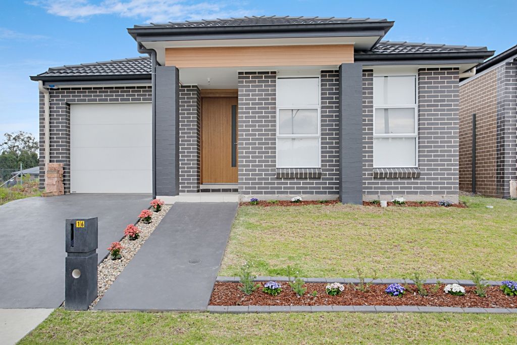 3 bedrooms House in 16 Juliana Street JORDAN SPRINGS NSW, 2747